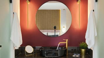 Double Room with Balcony | Zimmersafe, schallisolierte Zimmer, kostenloses WLAN, Bettwäsche