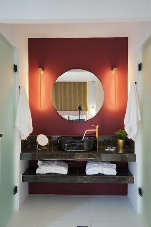 Double Room with Balcony | Coffres-forts dans les chambres, chambres insonorisées, Wi-Fi gratuit