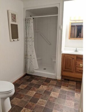 Toallas, jabón, shampoo, papel de baño 