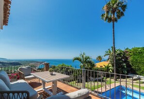 Outdoor dining - Villa Miranda with private heated pool and fantastic views! (Salobreña)