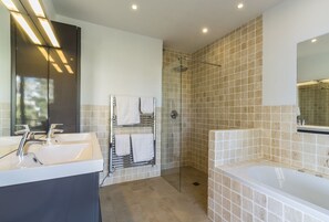 Dusche, Haartrockner, Handtücher, Toilettenpapier