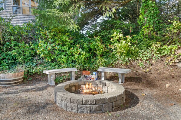Property grounds - Owl's Nest-Perfect small family getaway, Firepit, Air hockey, Dogs ok, BBQ (Manzanita)
