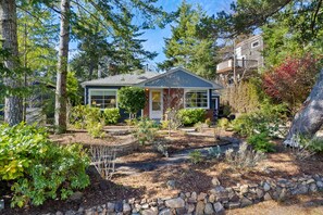 Exterior - Owl's Nest-Perfect small family getaway, Firepit, Air hockey, Dogs ok, BBQ (Manzanita)