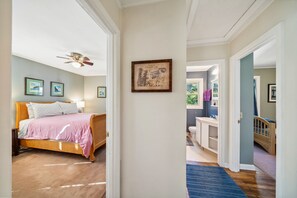 2 bedrooms, free WiFi, bed sheets - Owl's Nest-Perfect small family getaway, Firepit, Air hockey, Dogs ok, BBQ (Manzanita)