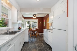Fridge, microwave, oven, stovetop - Owl's Nest-Perfect small family getaway, Firepit, Air hockey, Dogs ok, BBQ (Manzanita)