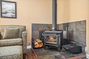 Interior - Owl's Nest-Perfect small family getaway, Firepit, Air hockey, Dogs ok, BBQ (Manzanita)