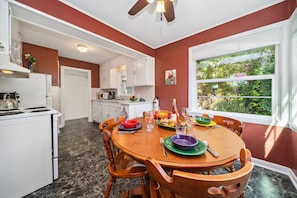 Fridge, microwave, oven, stovetop - Owl's Nest-Perfect small family getaway, Firepit, Air hockey, Dogs ok, BBQ (Manzanita)