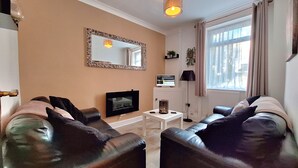 Cottage | Living area - Spacious 2 bed Cottage in Pretty Village (Liverpool)