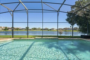 Een verwarmd zwembad