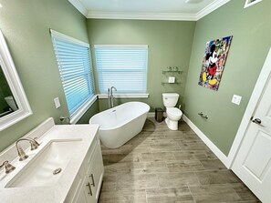 Een douche, een haardroger, handdoeken, zeep