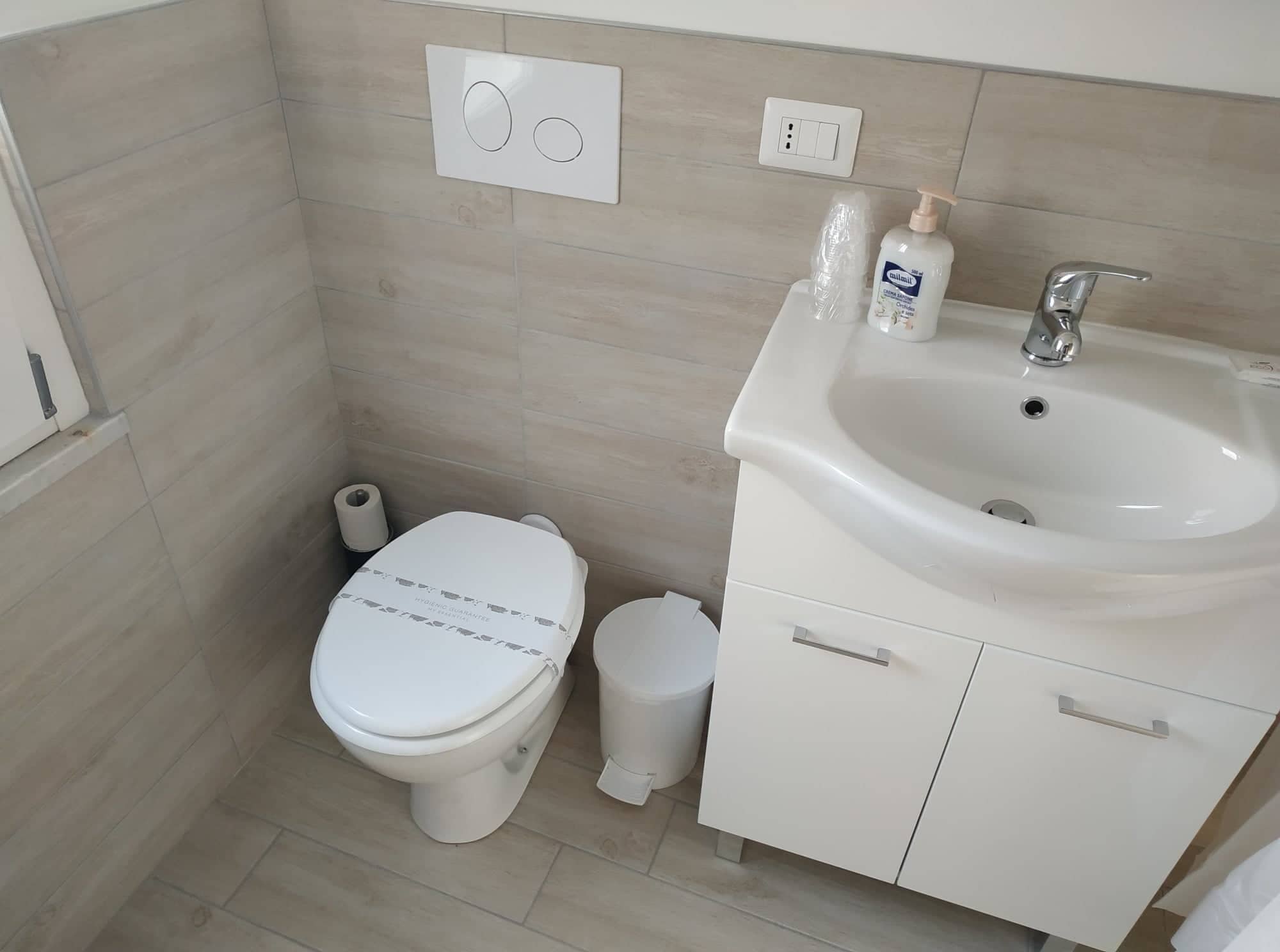 Haartrockner, Bidet, Handtücher, Seife