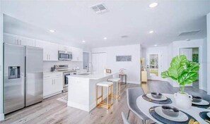 Fridge, microwave, oven, stovetop - Cypress Oasis 10 mins to santos trail 3b2b private home (Ocala)