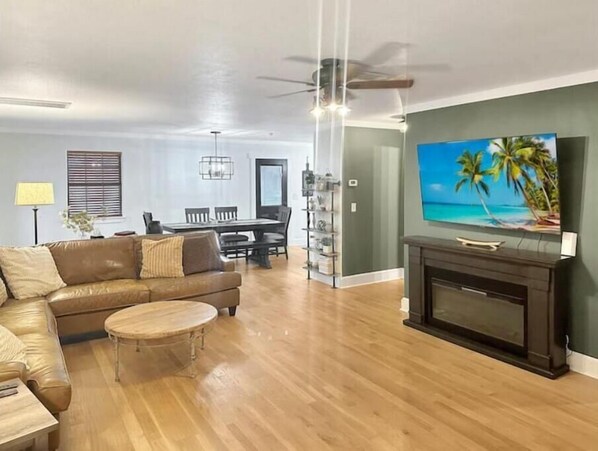 Smart-TV, Kamin, DVD-Player, Bücher