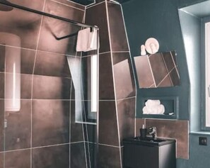 Een haardroger, handdoeken, toiletpapier