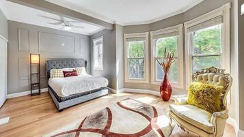 5 bedrooms, desk, iron/ironing board, travel crib