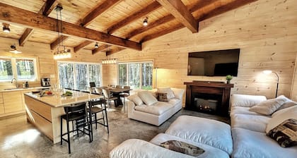 Charming 4-bedroom chalet with AC and WiFi in fabulous New Richmond