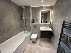 Dusche, Haartrockner, Handtücher, Seife