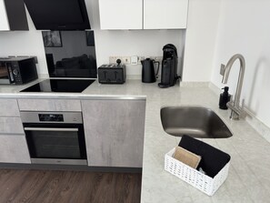 Kühlschrank, Mikrowelle, Ofen, Geschirrspüler