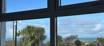 Porth View Newquay, Stones throw from Porth beach, Brand new for 2024!