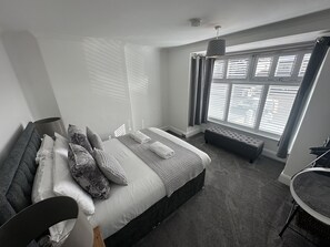 3 dormitorios, escritorio, tabla de planchar con plancha y cuna de viaje