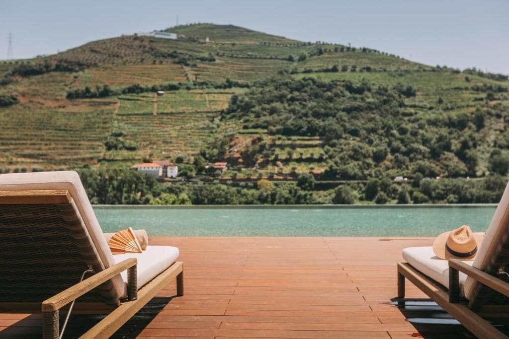 สระว่ายน้ำในร่ม, สระว่ายน้ำกลางแจ้ง, ร่มริมสระว่ายน้ำ