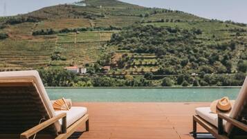 Piscina coberta, piscina a l'aire lliure, para-sols i gandules