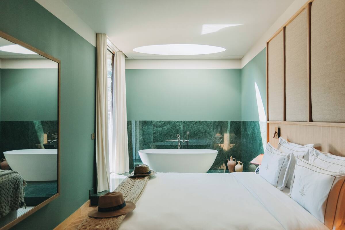 Suite Royal, tina, vista al río | Sábanas de algodón egipcio y ropa de cama de alta calidad