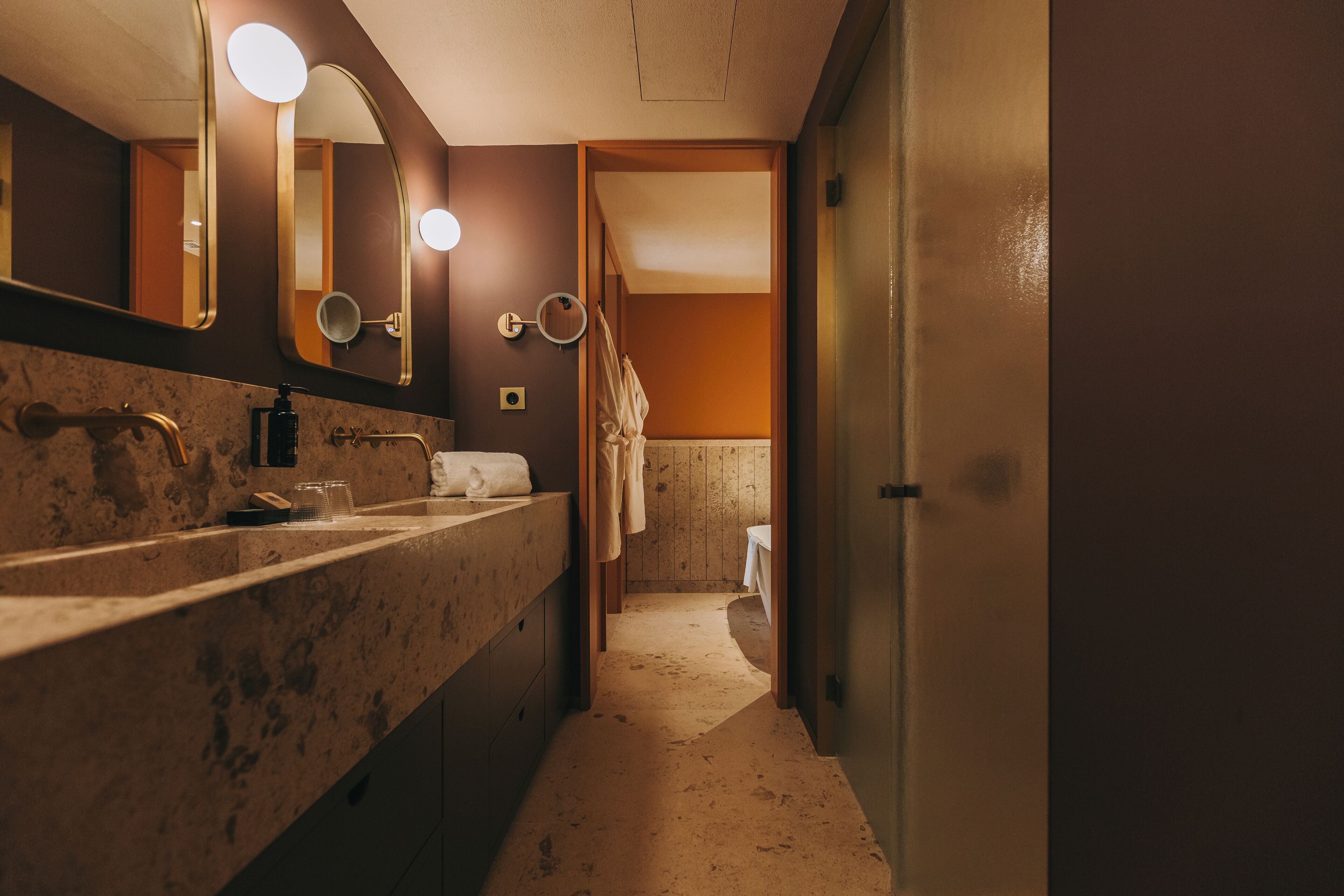 Une petite salle de bain avec un lavabo en marbre, un miroir et un porte-serviettes.