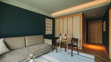 Un salon moderne comprenant un canapé, une table à manger avec des chaises et un meuble en bois.