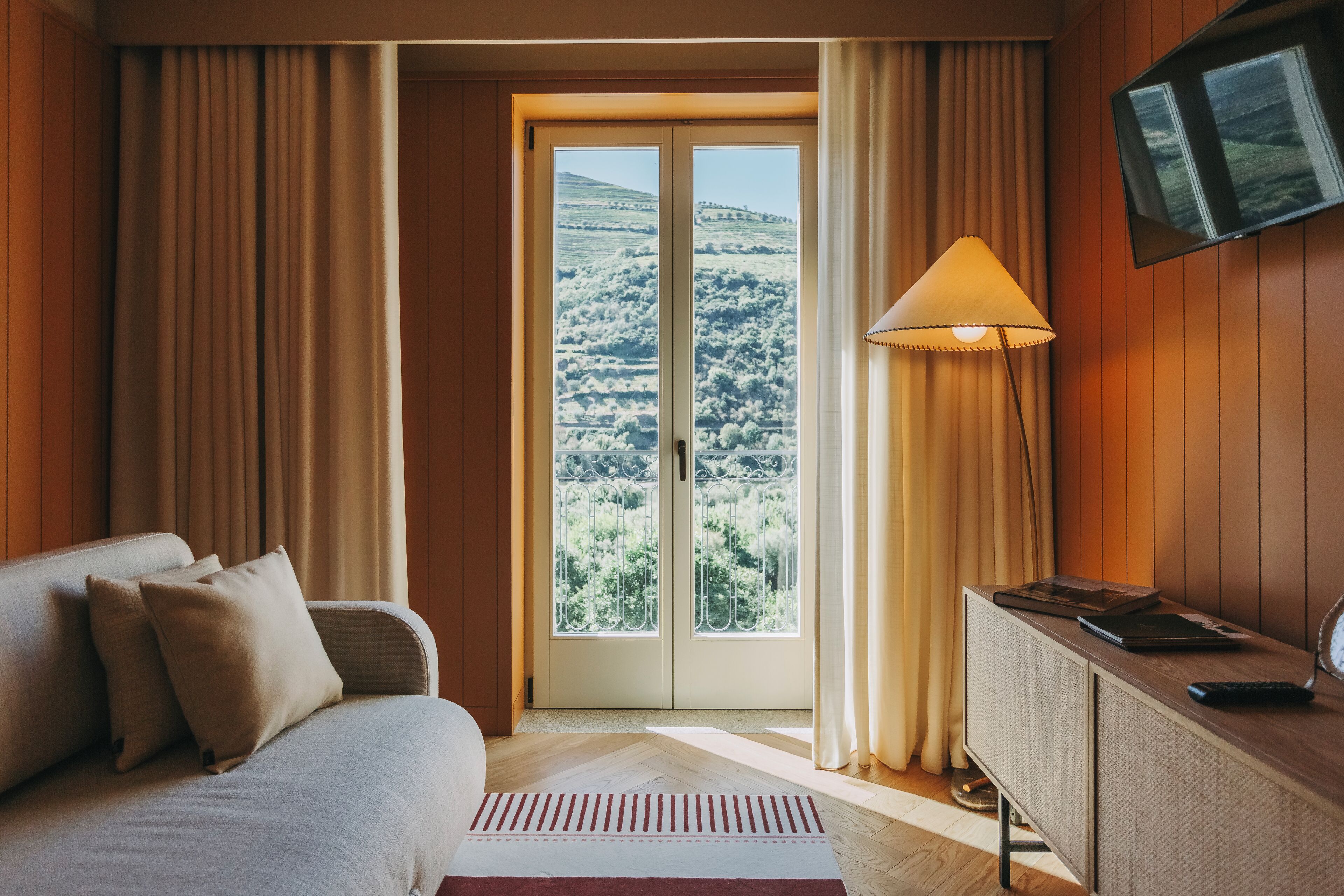 Junior Suite, Bathtub, River View | Living area | 40-inch flat-screen TV with digital channels