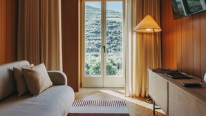 A hotel room with a bed, a desk, a lamp, and a TV. - Torel Quinta da Vacaria - Douro Valley (Peso da Régua)