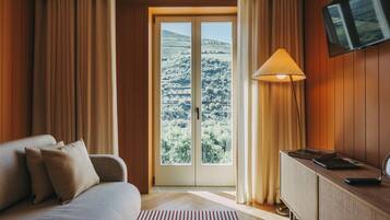 Junior Suite, Bathtub, River View | Living area | 40-inch flat-screen TV with digital channels
