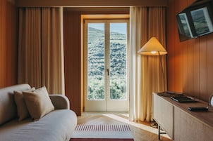 Junior Suite, Bathtub, River View | Living area | 40-inch flat-screen TV with digital channels