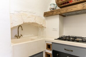 Een koelkast, een oven, een koffiezetapparaat/waterkoker