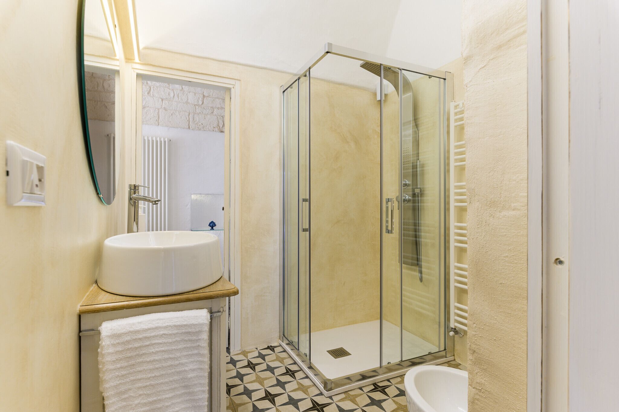 Dusche, Haartrockner, Bidet, Handtücher