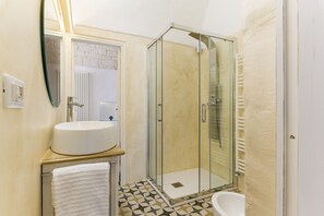 Douche, sĂšche-cheveux, bidet, serviettes fournies