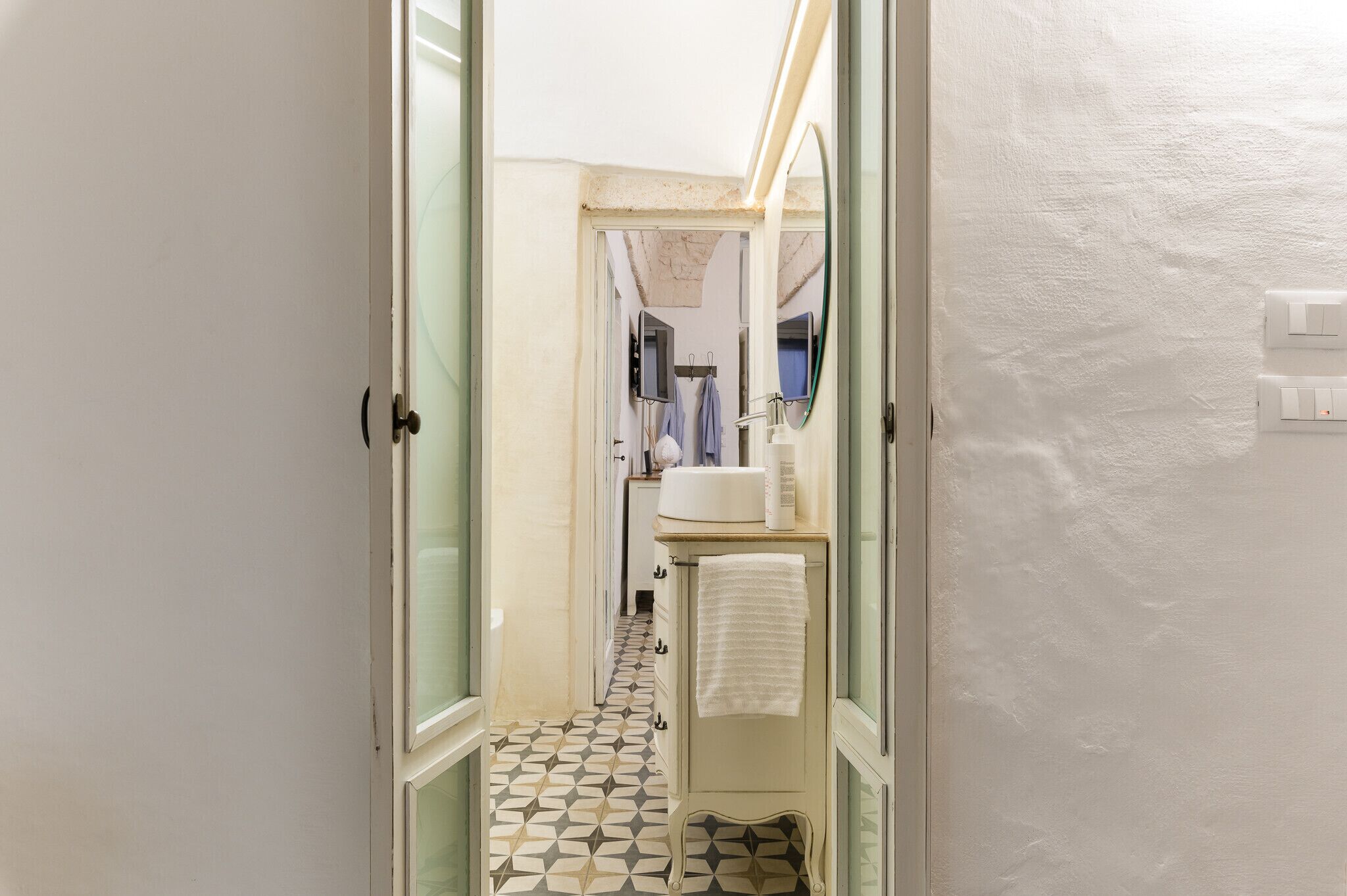 Douche, sèche-cheveux, bidet, serviettes fournies