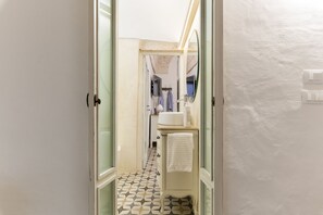 Regadera, secadora de cabello, bidet, toallas 