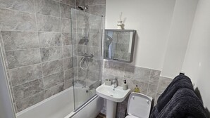 Combined shower/tub, deep soaking tub, hair dryer, towels - Stunning 2-bed Apartment in Chinley (High Peak)