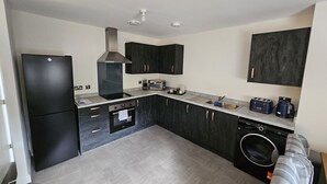 Fridge, microwave, oven, stovetop - Stunning 2-bed Apartment in Chinley (High Peak)
