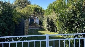 Property grounds - Cabane Edena, Terrasse Ombragée Jardin Vélos Wifi à 350m de la Plage du Mauret (Andernos-les-Bains)