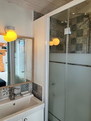 Een douche, een haardroger, handdoeken, toiletpapier