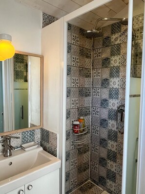 Douche, séchoir à cheveux, serviettes fournies, papier de toilette