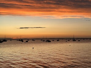 A marina with boats at sunset. - Cabane Edena, Terrasse Ombragée Jardin Vélos Wifi à 350m de la Plage du Mauret (Andernos-les-Bains)