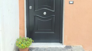 Una puerta negra con una placa que indica el número 25.