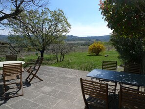 Outdoor dining - Charme D'un mas en Luberon, Calme, vue Panoramique, Piscine, Cheminée (Lacoste)