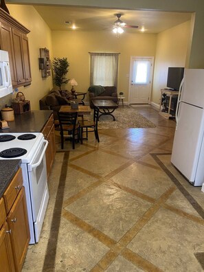 Fridge, microwave, oven, stovetop - Cozy Cajun
(Ponchatoula)