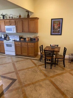 Fridge, microwave, oven, stovetop - Cozy Cajun
(Ponchatoula)