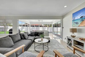 Smart TV - Deerfield Beach Vacation Home! Heated pool, putting green, pool table and bbq (Deerfield Beach)