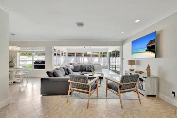 Smart TV - Deerfield Beach Vacation Home! Heated pool, putting green, pool table and bbq (Deerfield Beach)